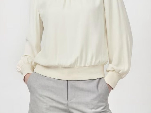 Blusa beige cuello alto