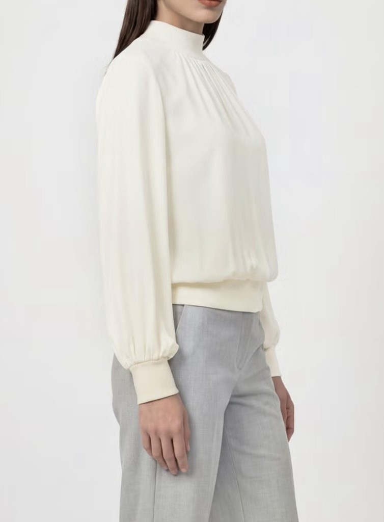 Foto 2 Blusa beige cuello alto