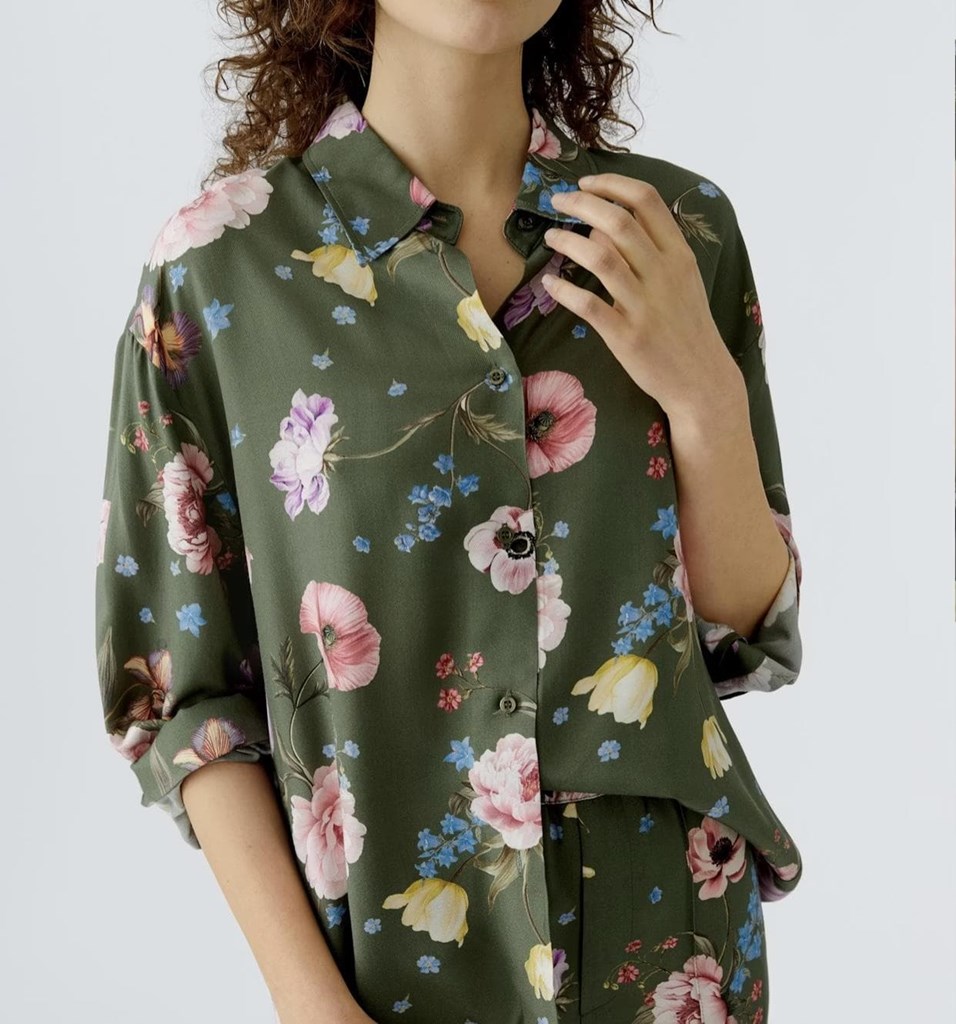 Foto 1 Blusa caqui con flores