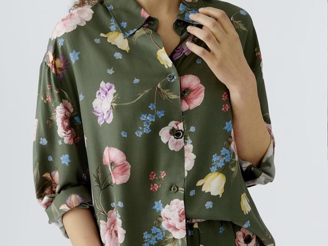 Blusa caqui con flores