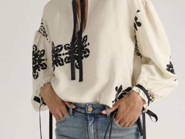 Blusa con lazo negro
