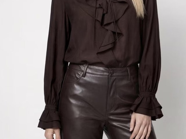 Blusa volantes en cuello