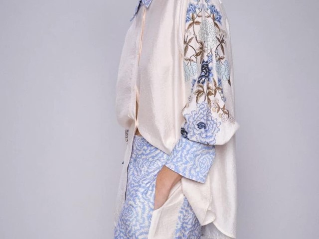 Camisa fluida beige estampada en mangas