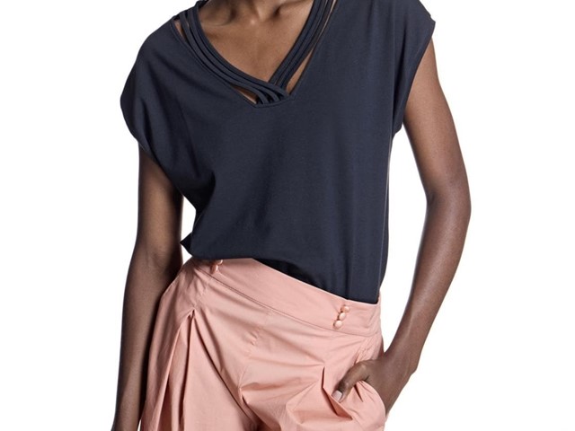 Camiseta negra tiras en cuello