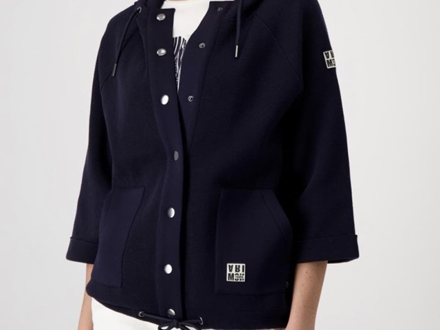Chaqueta azul marino de punto.