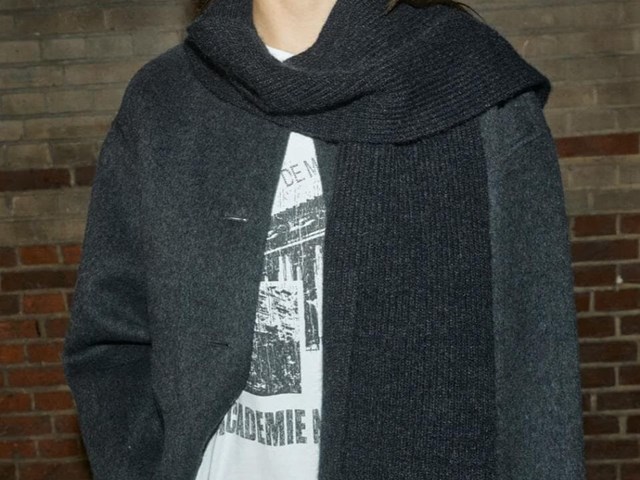 Chaqueta corta con bufanda