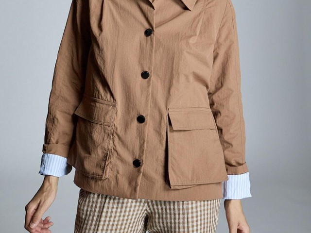 Chaqueta marrón pliegues espalda