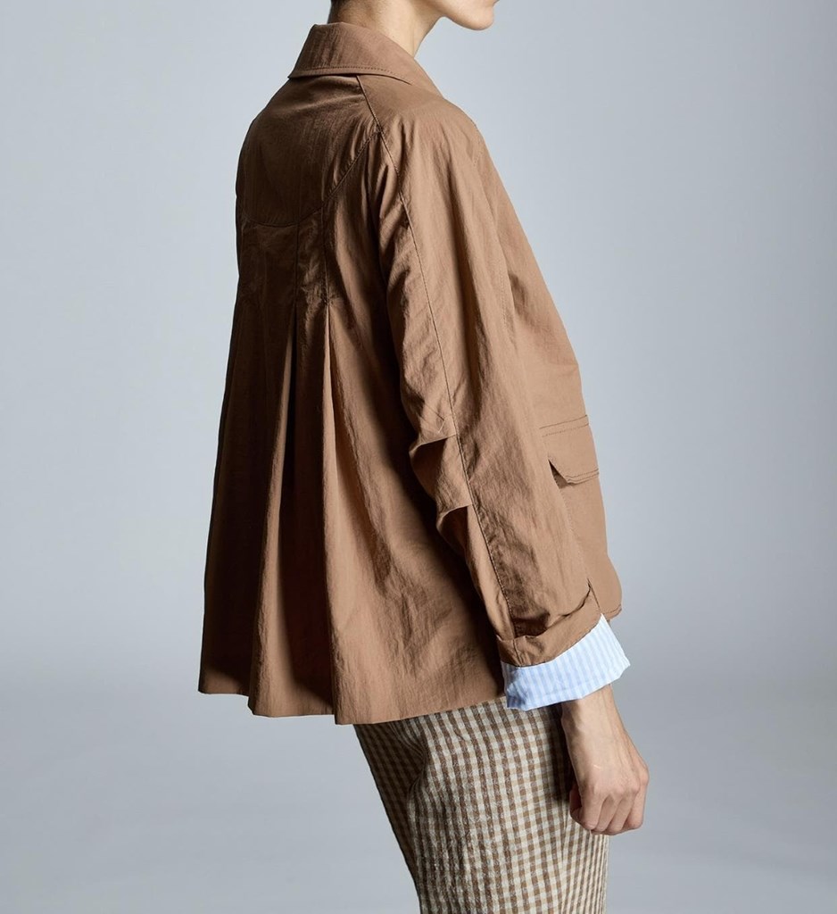 Foto 2 Chaqueta marrón pliegues espalda