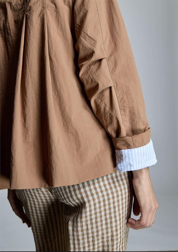 Foto 3 Chaqueta marrón pliegues espalda