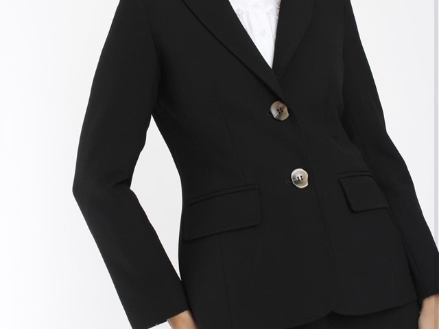 Chaqueta negra entallada