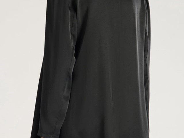 Chaqueta negra fluida.