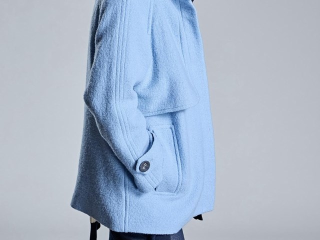 Chaquetón celeste con capucha