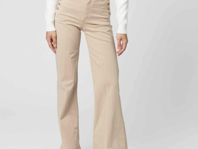 Pantalón beige acampanado