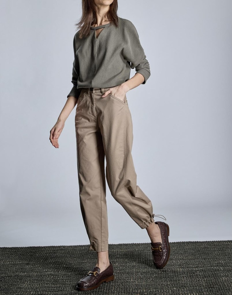Foto 1  Pantalón beige con bajo ajustable