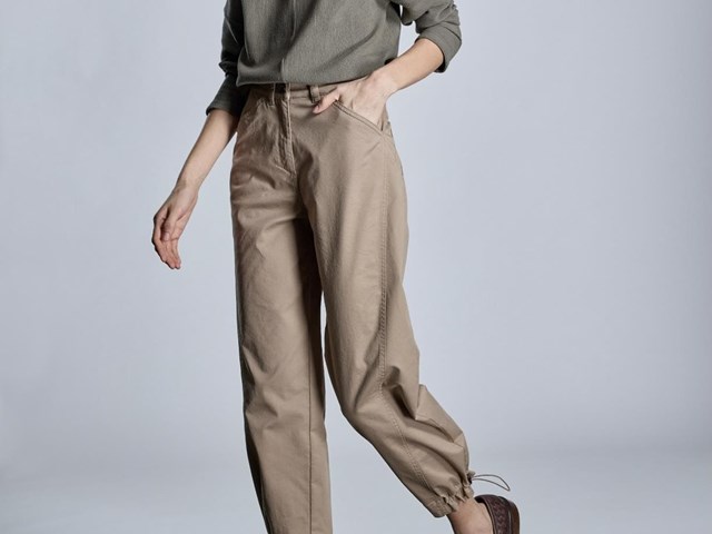  Pantalón beige con bajo ajustable