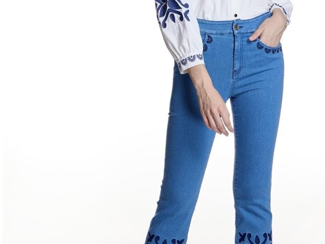 Pantalón bordado en bajo