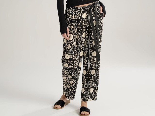 Pantalón con estampado floral.