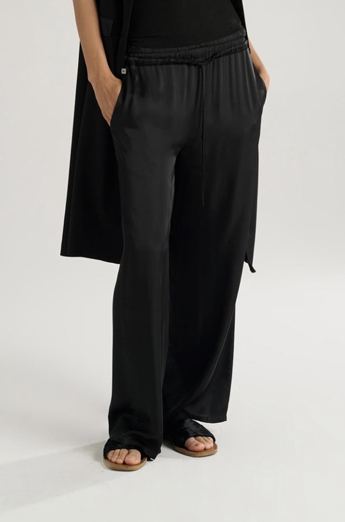 Foto 1 Pantalón negro fluido.