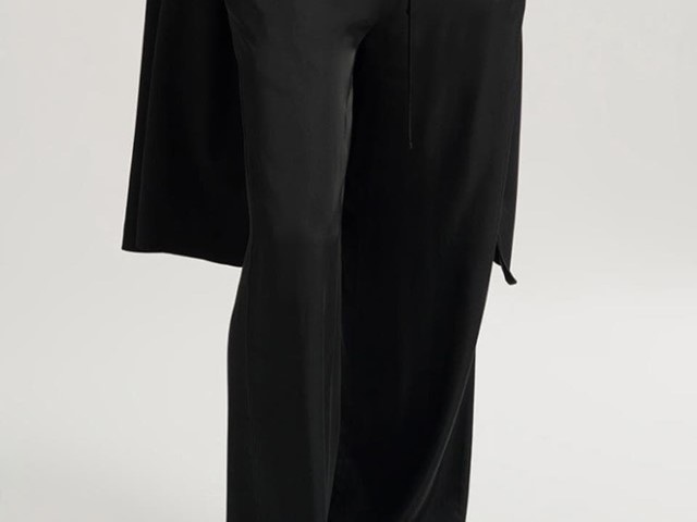 Pantalón negro fluido.