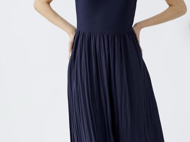 Vestido acanalado con falda de vuelo