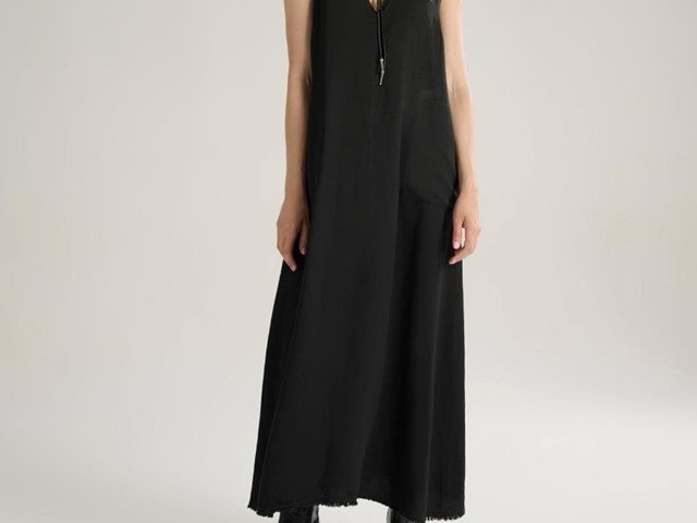 Vestido negro largo .